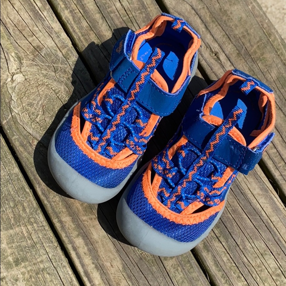 OshKosh B’gosh Thut bump-toe sandals size 9